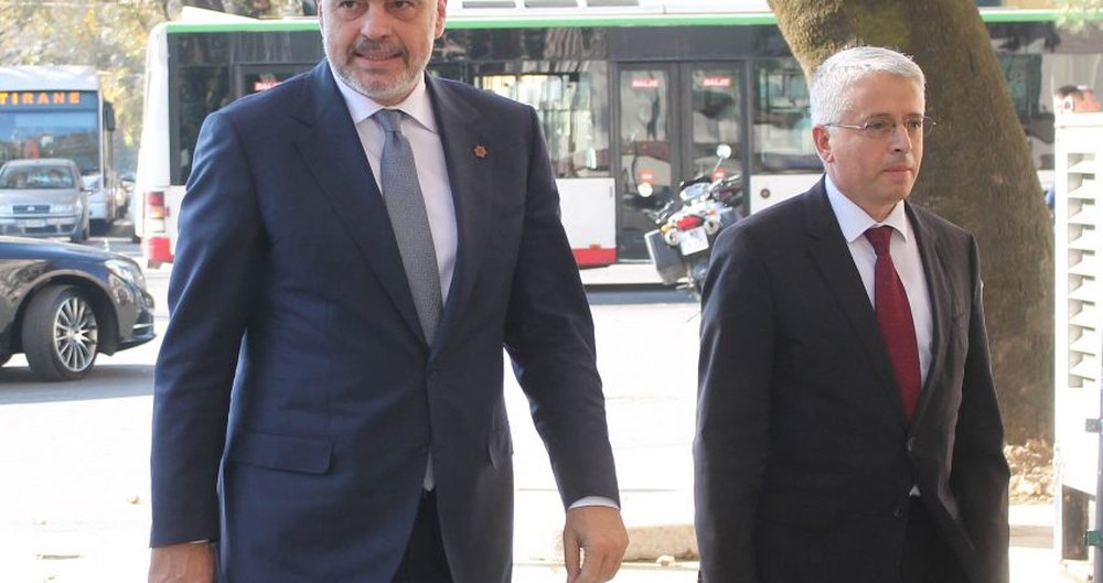 Rama largon Sander Lleshajn. Prita ta shoh ne sy