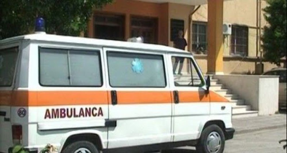 N&euml; gjendje t&euml; r&euml;nduar, ambulanca e burgjeve &ccedil;on pacientin