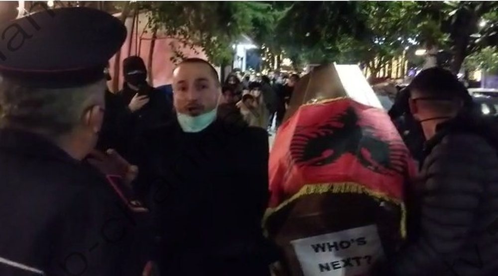 Protesta n&euml; Durr&euml;s, t&euml; rinjt&euml; me arkivol n&euml; dor&euml;: