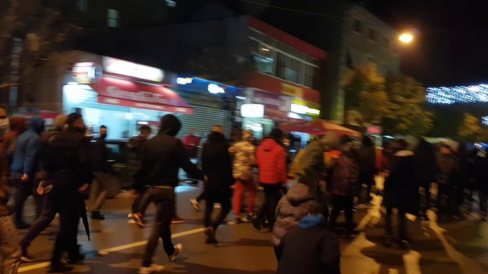 Nis protesta e kat&euml;rt/ T&euml; rinjt&euml; i vendosin flak&euml;n nj&euml;