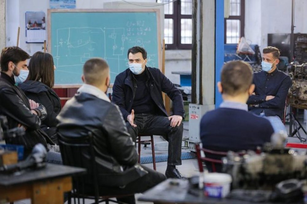 Basha n&euml; takim me t&euml; rinjt&euml; n&euml; v&euml;shtir&euml;si