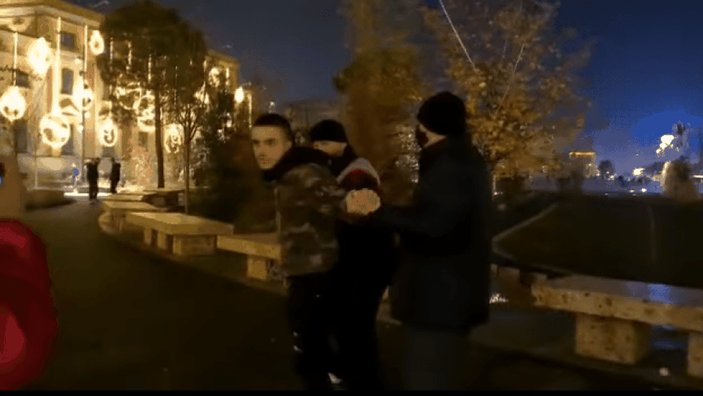 &ldquo;Nuk kam b&euml;r&euml; asgj&euml;, ju lutem m&euml; ndihmoni&rdquo;, i