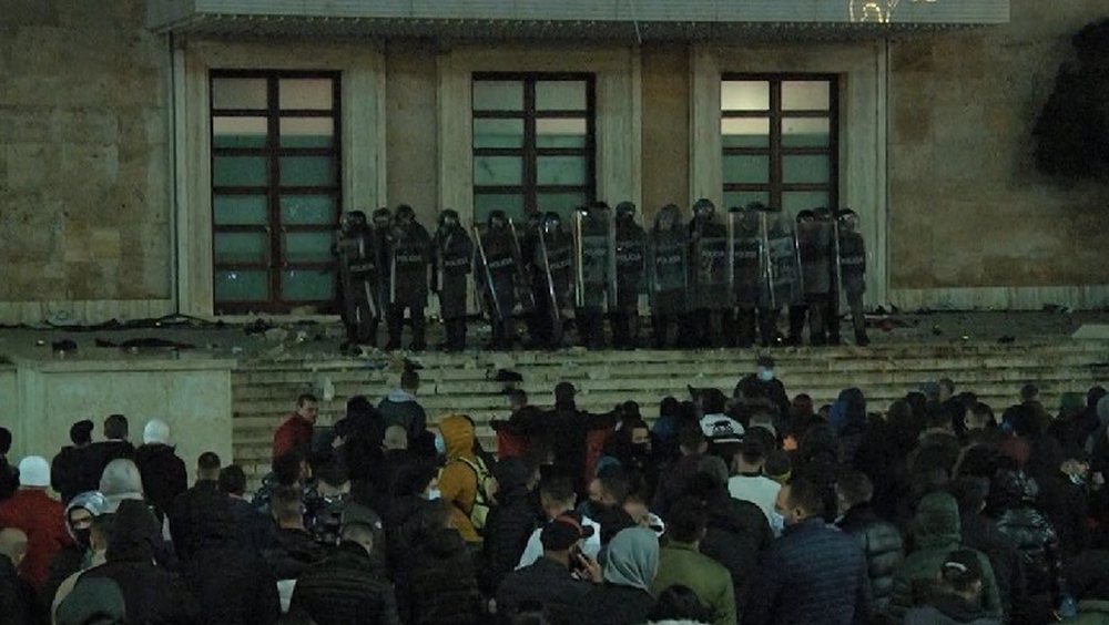 Komenti/ Revolta urbane q&euml; po gremis Edi Ram&euml;n
