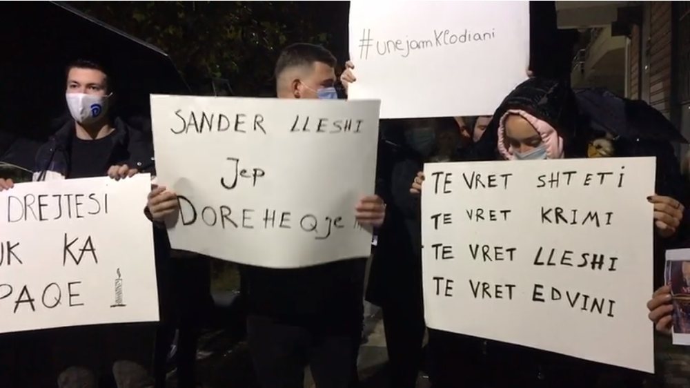 VIDEO/ Protesta shtrihet edhe ne rrethe: T&euml; ik&euml; Sand&euml;r Lleshaj!