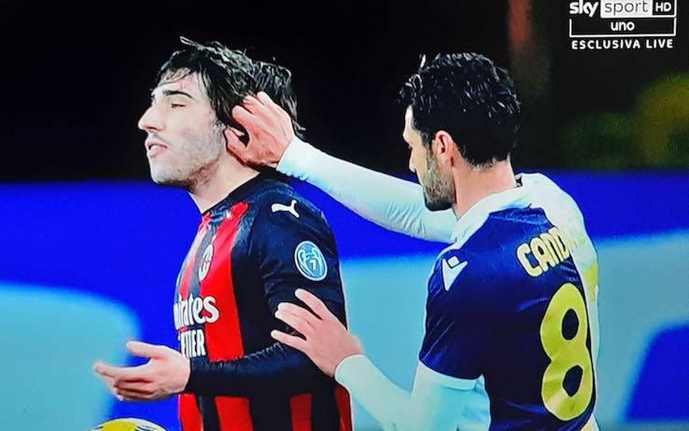 Video/ I shkul veshin Tonalit para arbitrit, q&euml; nuk reagon: gjesti i