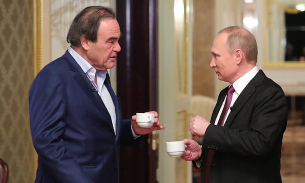 Pse e injoron per&euml;ndimi? Regjizori i njohur Oliver Stone vaksinohet me