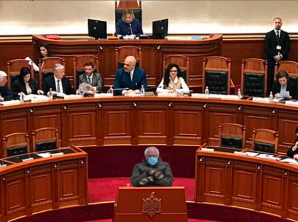 FOTO PIKANTE/ Senatori Bernie Sanders &ldquo;takon&rdquo; edhe politikan&euml;t