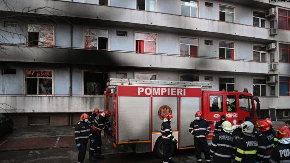 Spitali COVID p&euml;rfshihet nga flak&euml;t n&euml; Rumani,