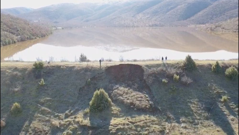 D&euml;mtohet diga e rezervuarit n&euml; Tropoj&euml;, rrezikohen disa fshatra