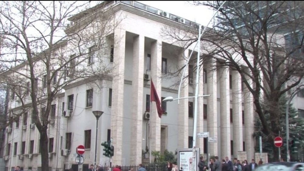 U arratis pak minuta para shoq&euml;rimit drejt Gjykat&euml;s, jepet masa e