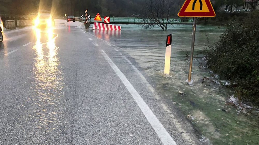 Liqeni i Viroit del nga shtrati, uji v&euml;rshon rrug&euml;ve n&euml;
