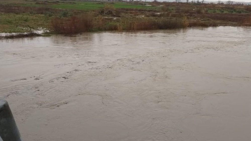 Reshjet e dendura fryjn&euml; lumi Shkumbin, rrezikon t&euml; dal&euml; nga