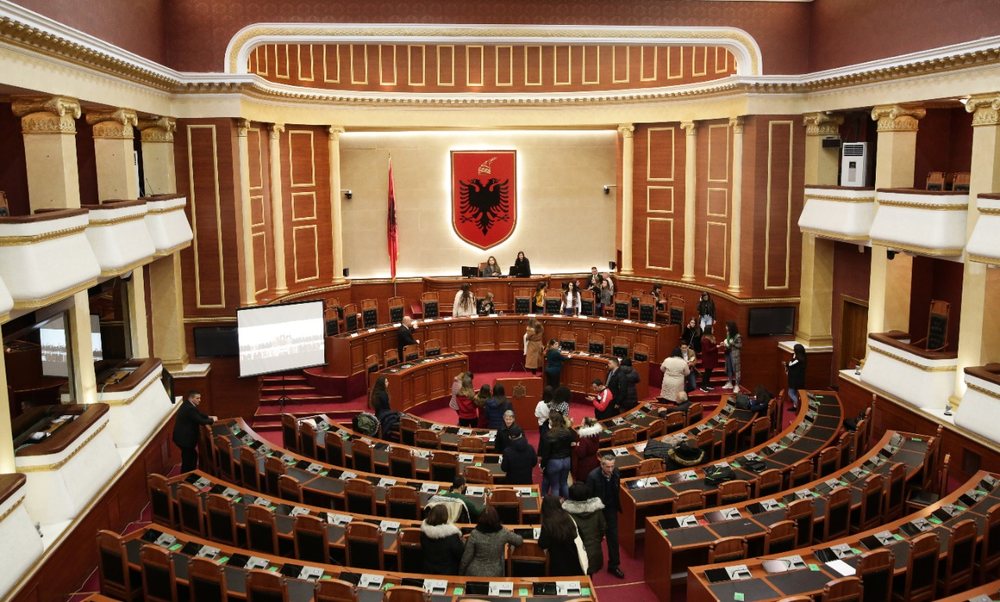Miratohen ndryshimet n&euml; qeveri nga parlamenti/ Shkarkohet Rama si