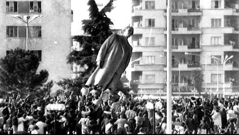 Sot 30 vite nga rr&euml;zimi i bustit t&euml; diktatorit Enver Hoxha