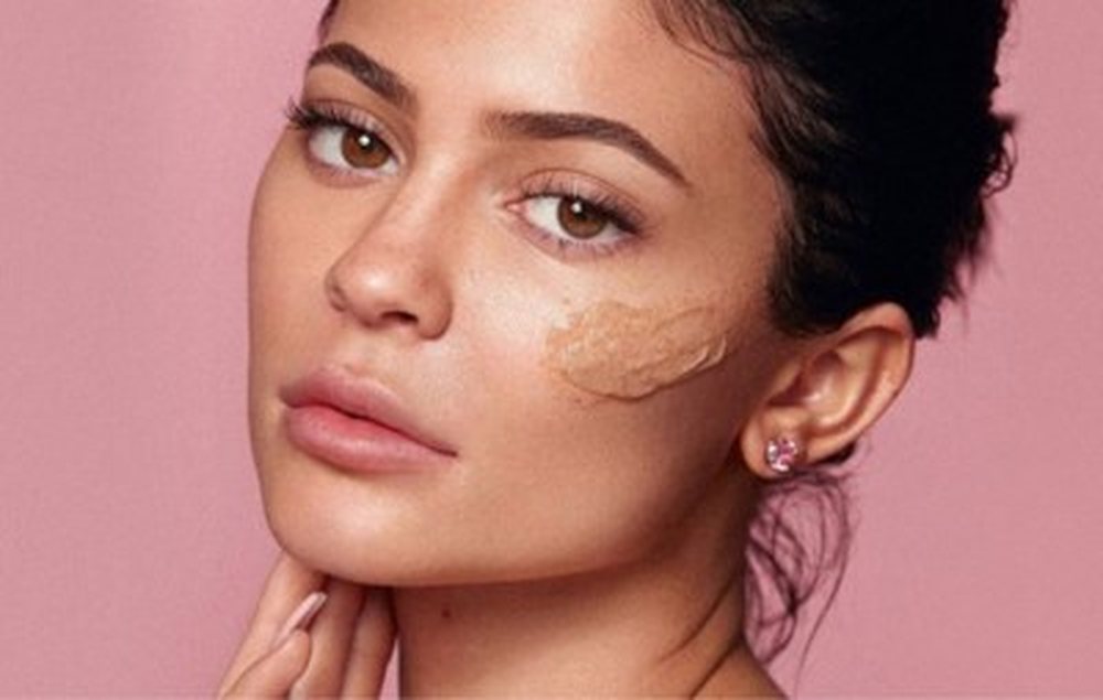 Sekreti i Kylie Jenner p&euml;r t&euml; patur nj&euml; l&euml;kur&euml; t&euml;