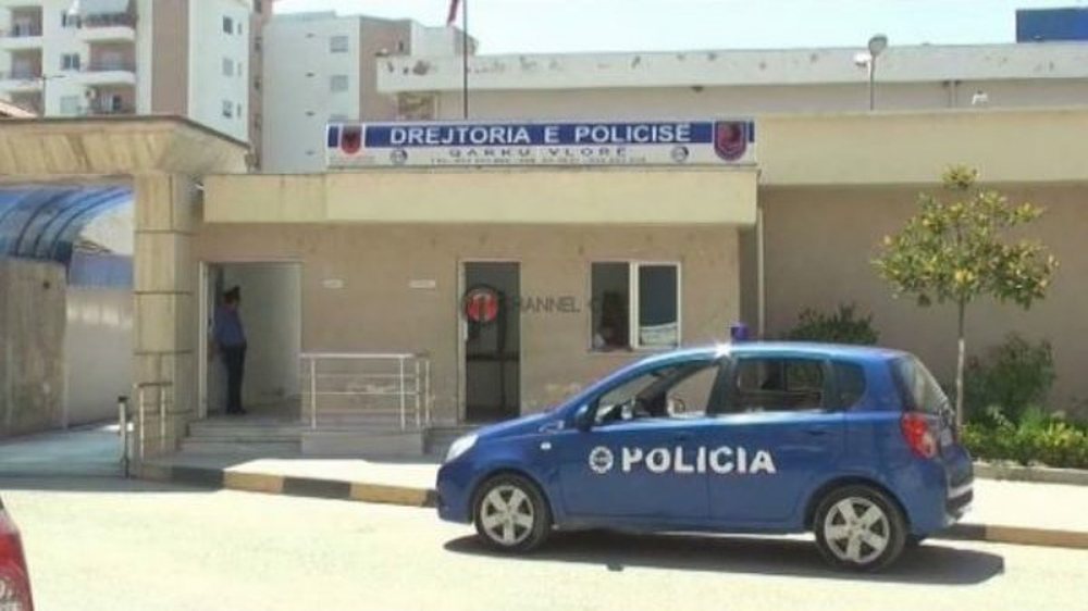 K&euml;rc&euml;noi me arm&euml;n e zjarrit q&euml; mbante pa leje dy