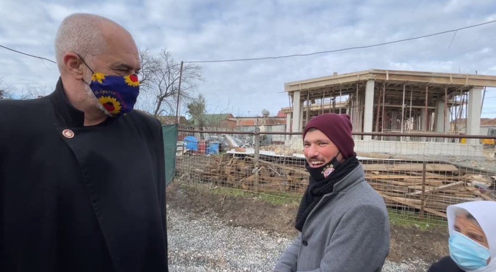 "Jam skulptor, nj&euml; shkall&euml; m&euml; lart se ty" banori i