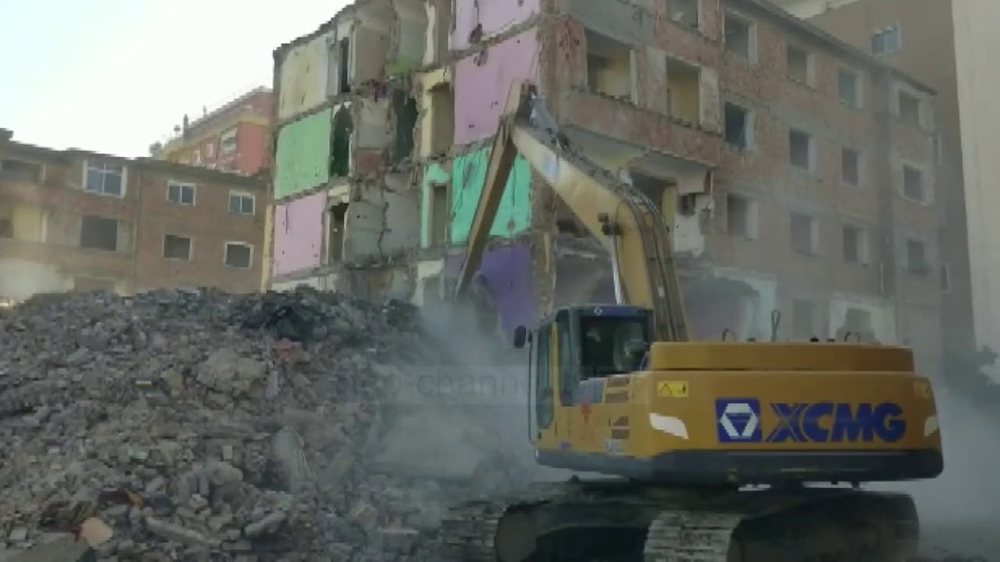 Durr&euml;s/ Shembet pallati i d&euml;mtuar nga t&euml;rmeti i 26 n&euml;ntorit