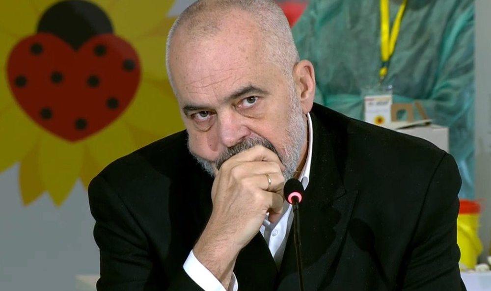 Rama u p&euml;rgjigjet akuzave: Po hidhet helm kund&euml;r vaksinave