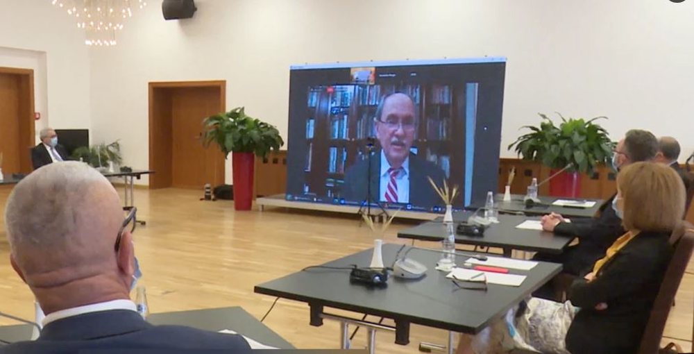 Elez Biberaj: Shqip&euml;ria po rr&euml;shqet pas, PS kontrollon &ccedil;do