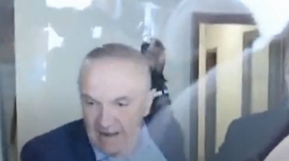 (VIDEO) Presidenti Ilir Meta sherr me policin&euml;, i nxjerr me dhun&euml; nga