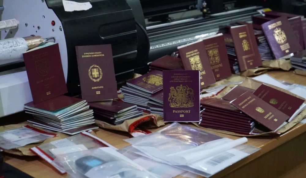 Policia e Kosov&euml;s arreston grupin q&euml; falsifikonte pasaporta dhe
