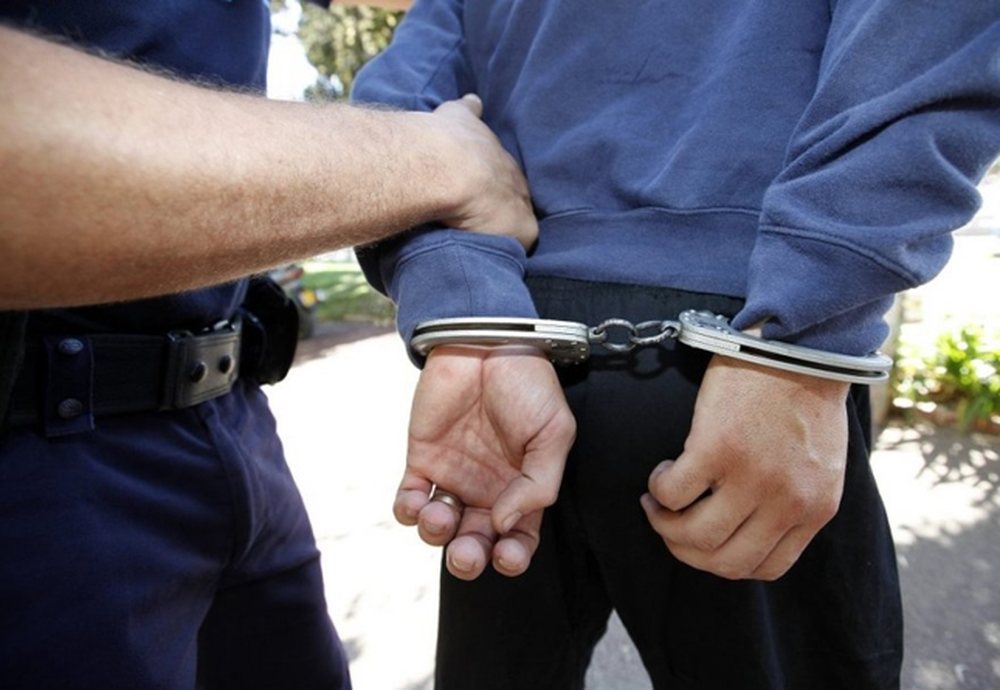 Arrestohen bab&euml; e bir n&euml; Kor&ccedil;&euml; pasi shp&euml;rndanin