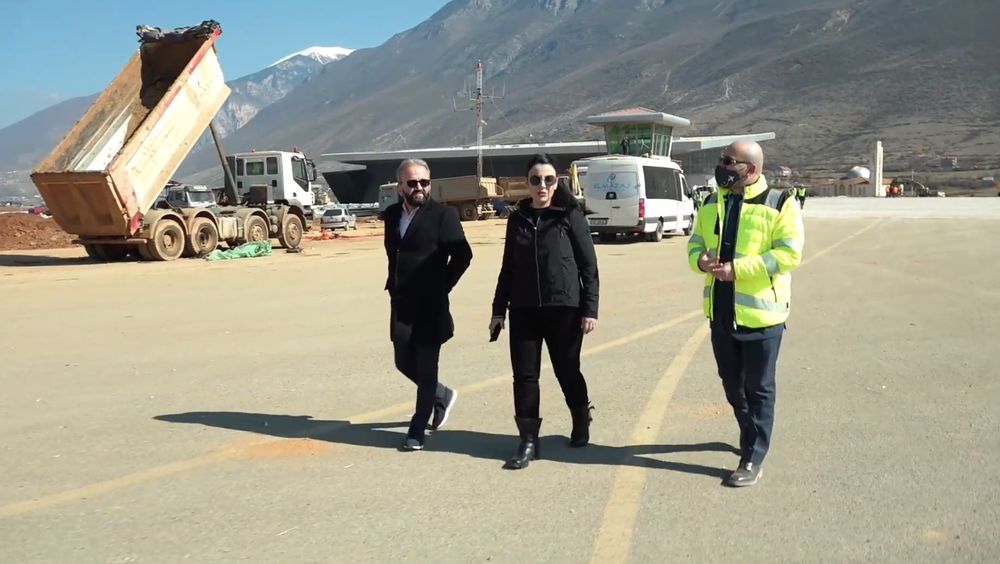 Ulet avioni i par&euml; n&euml; aeroportin e Kuk&euml;sit/ Balluku: Prova e