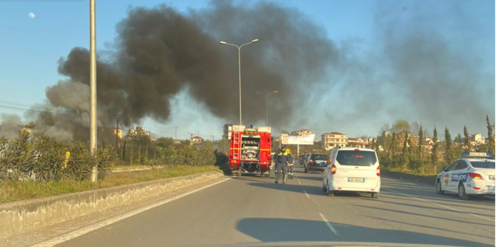 Tiran&euml;, makina merr flak&euml; n&euml; ecje pran&euml; Saukut (FOTO)