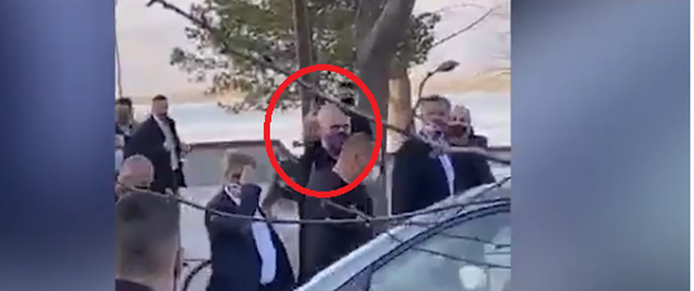 (VIDEO) Gjesti i turpsh&euml;m i Ram&euml;s/ U tregon gishtin e mesit t&euml;