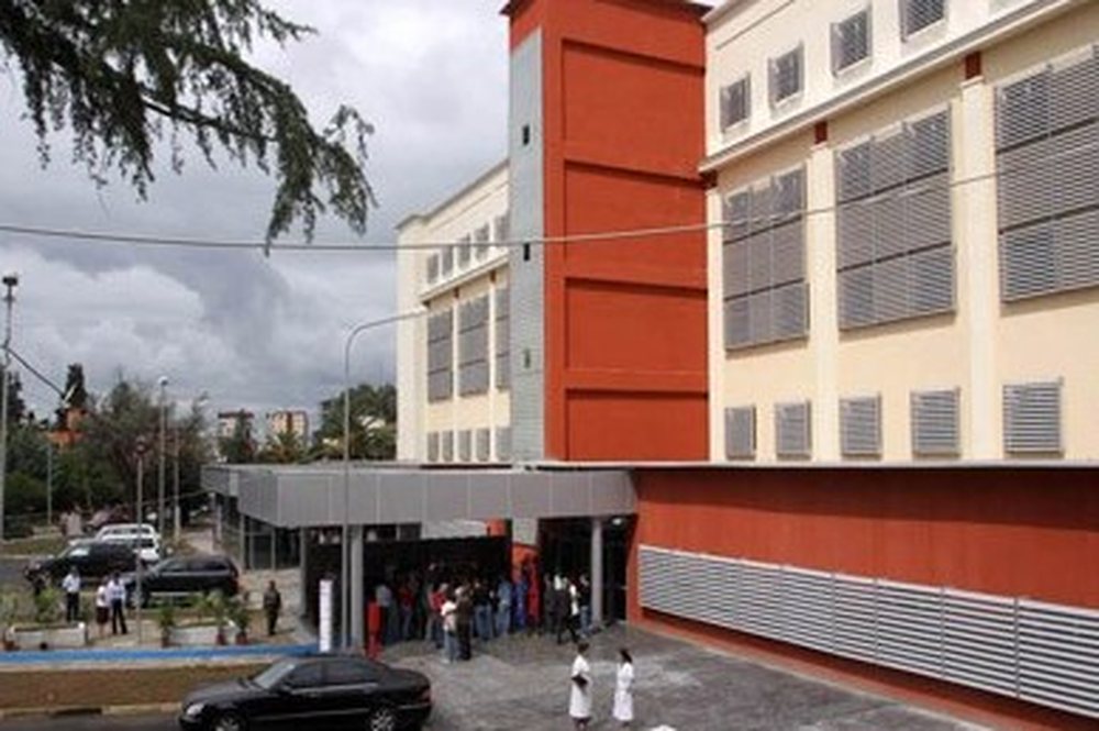 28-vje&ccedil;ari n&euml;n efektin e l&euml;nd&euml;s narkotike dhunon mjekun e