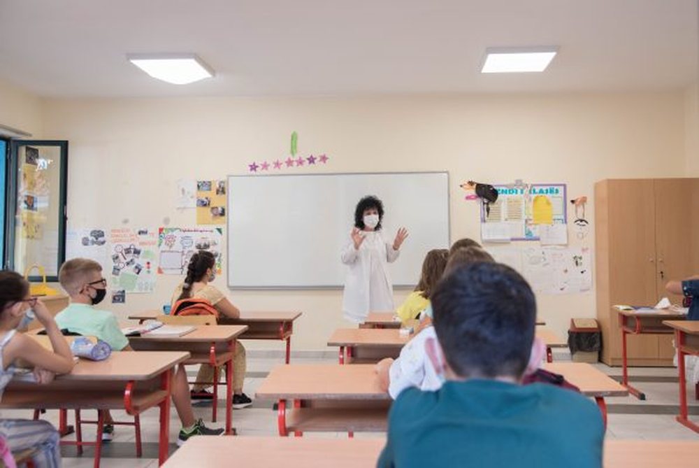 SHBA zbut rregullat n&euml; shkolla, zvog&euml;lohet distanca mes
