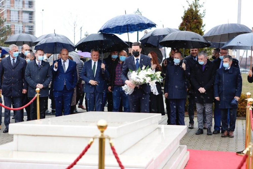 Kryetari i ri i LDK-s&euml; shkon tek varri i Rugov&euml;s, t&euml; premten