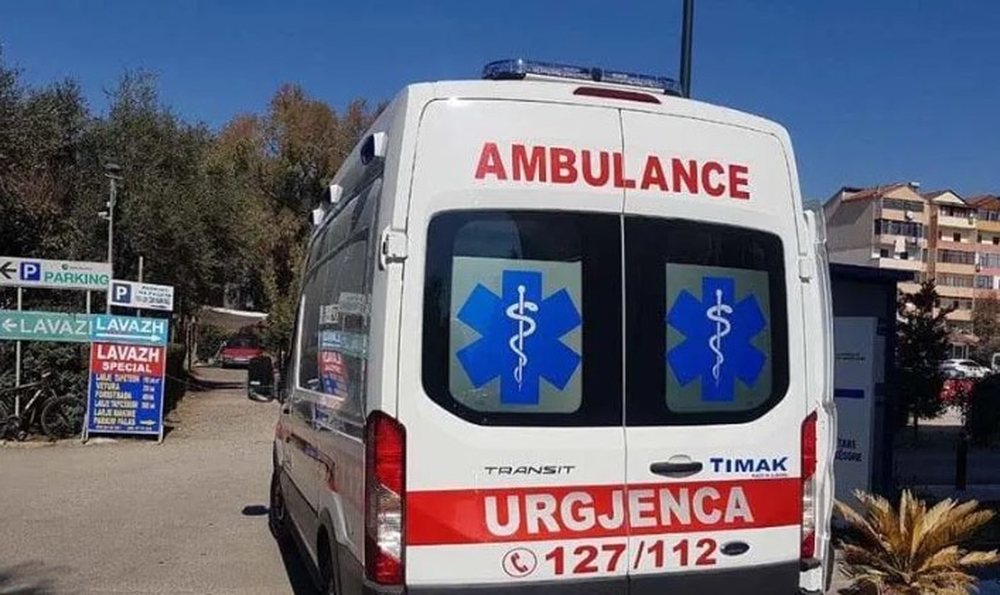 Aksident n&euml; Kam&euml;z, plagosen tre f&euml;mij&euml;