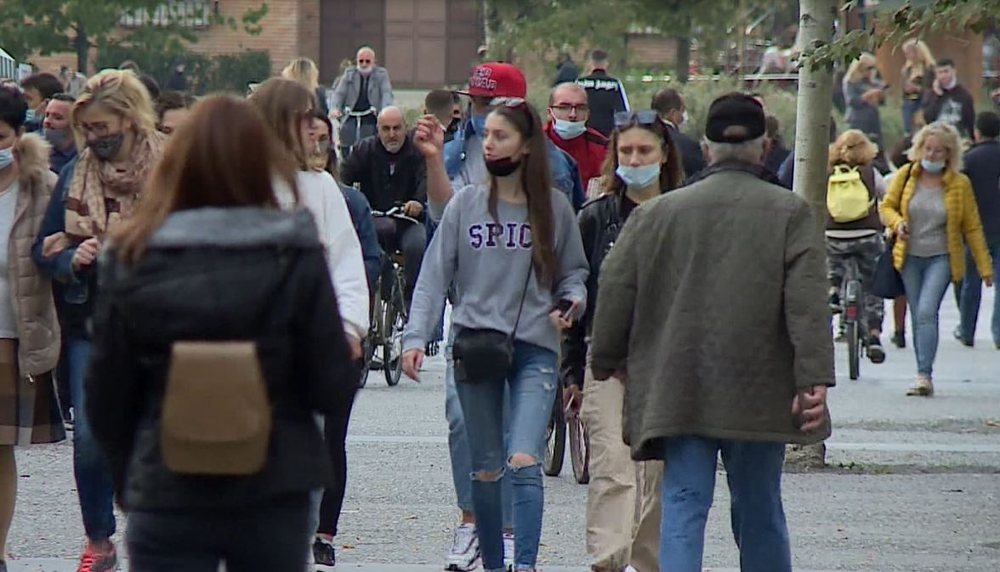 Pandemia p&euml;rkeq&euml;soi papun&euml;sin&euml; tek personat me universitet,