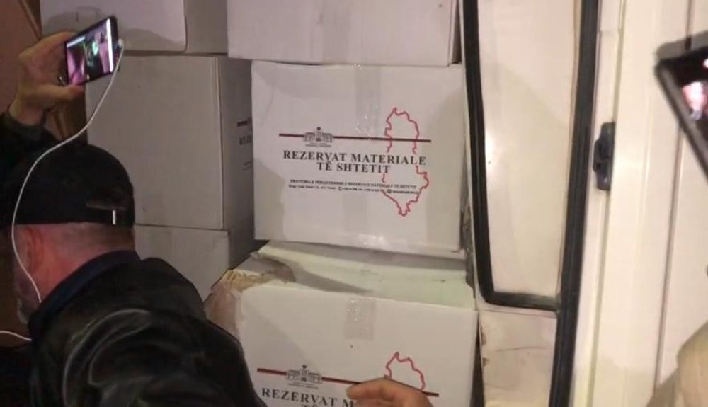 Kandidati i PD bllokon furgonin me ndihma t&euml; rezervave t&euml; shtetit: Do