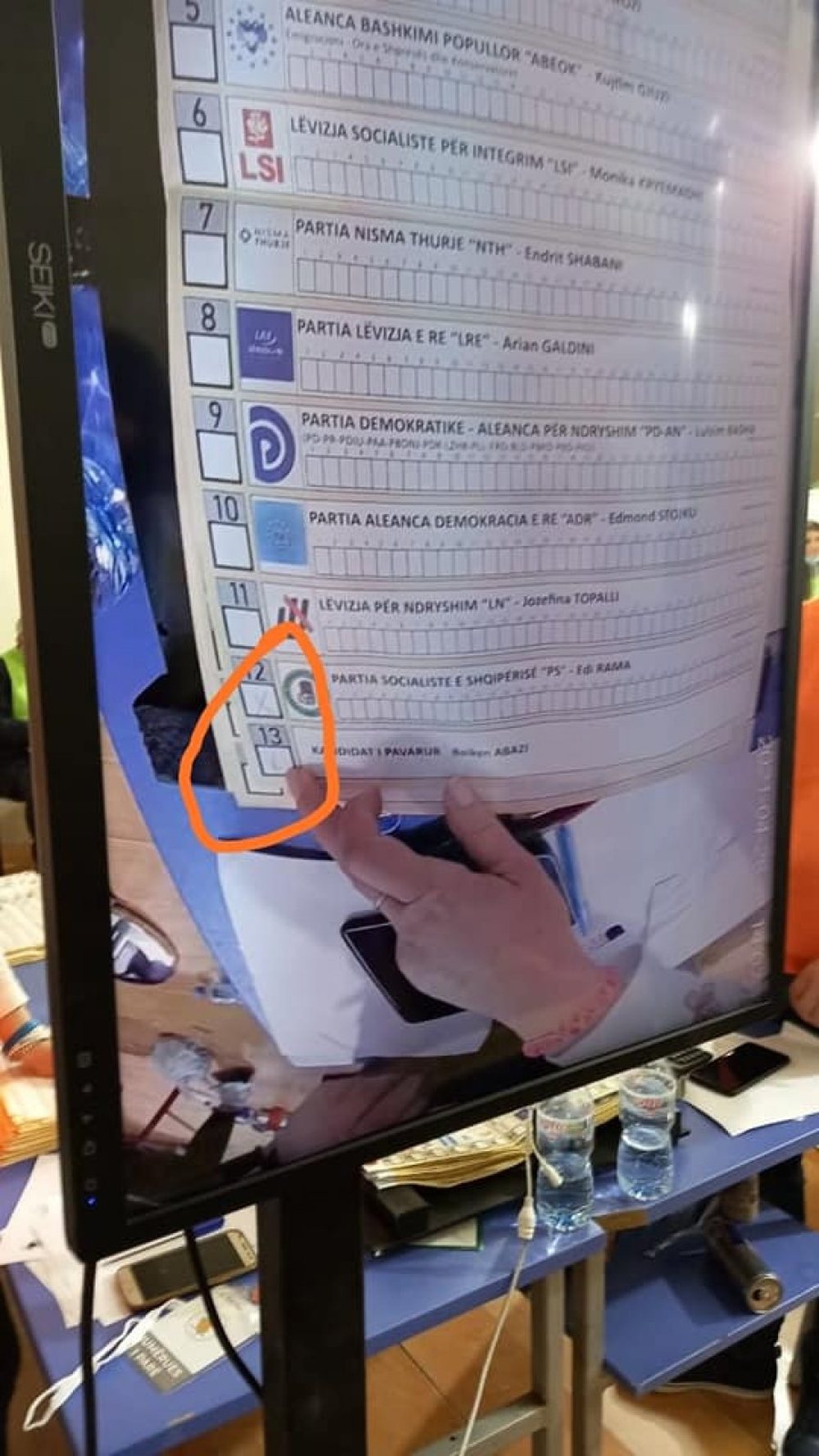 Denoncimi i Boiken Abazit: Shikoni si deformon dhe vjedh vota PS-ja  (FOTO)