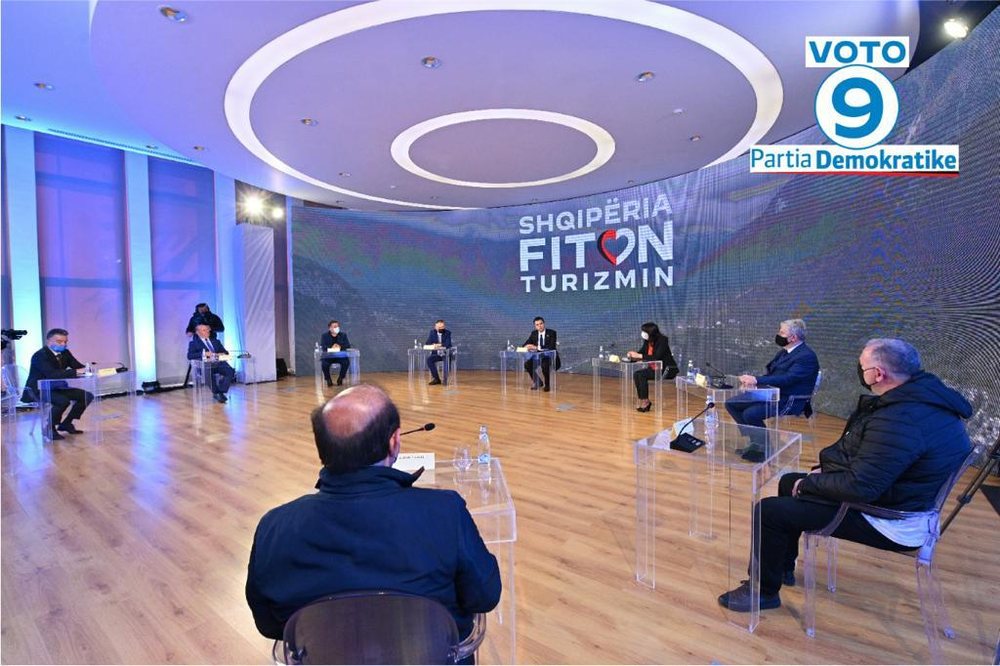 Basha n&euml;nshkruan marr&euml;veshje me operator&euml;t turistik&euml;: TVSH