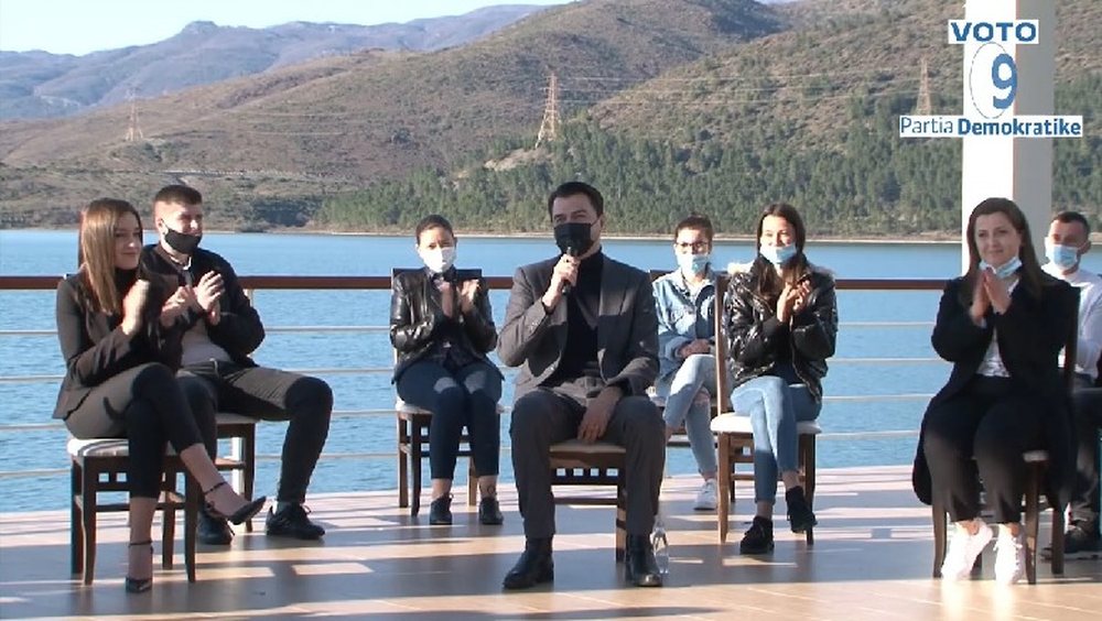 "Rama ik"/ Basha pritet me flamuj blu e brohoritje n&euml; Vaun e