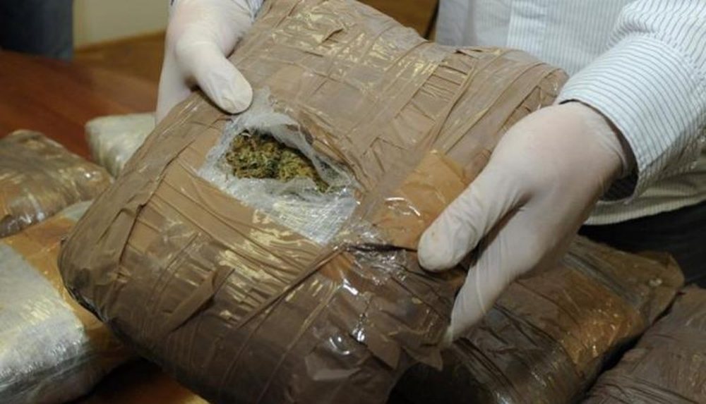 Arrestohet zyrtari i lart&euml; n&euml; Maqedoni, iu gjet drog&euml; me