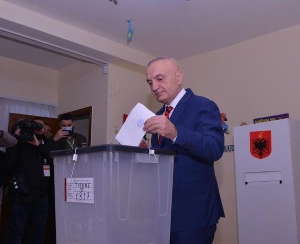 Meta b&euml;n thirrje p&euml;r hetimin e flet&euml;ve t&euml; pavlefshme: