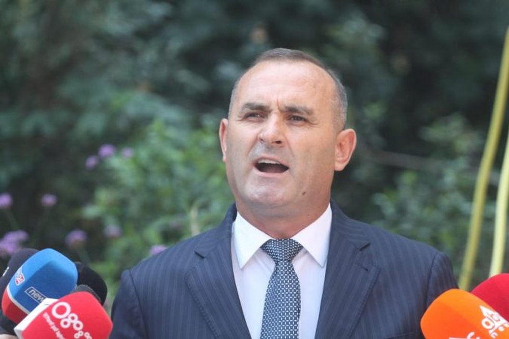 Qesharake/ Kandidati i PS shp&euml;rndan shishe ver&euml; me foton e tij