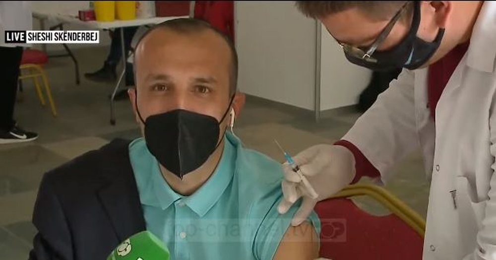 Met Veliu si mish p&euml;r top (Foto e vaksinimit live)