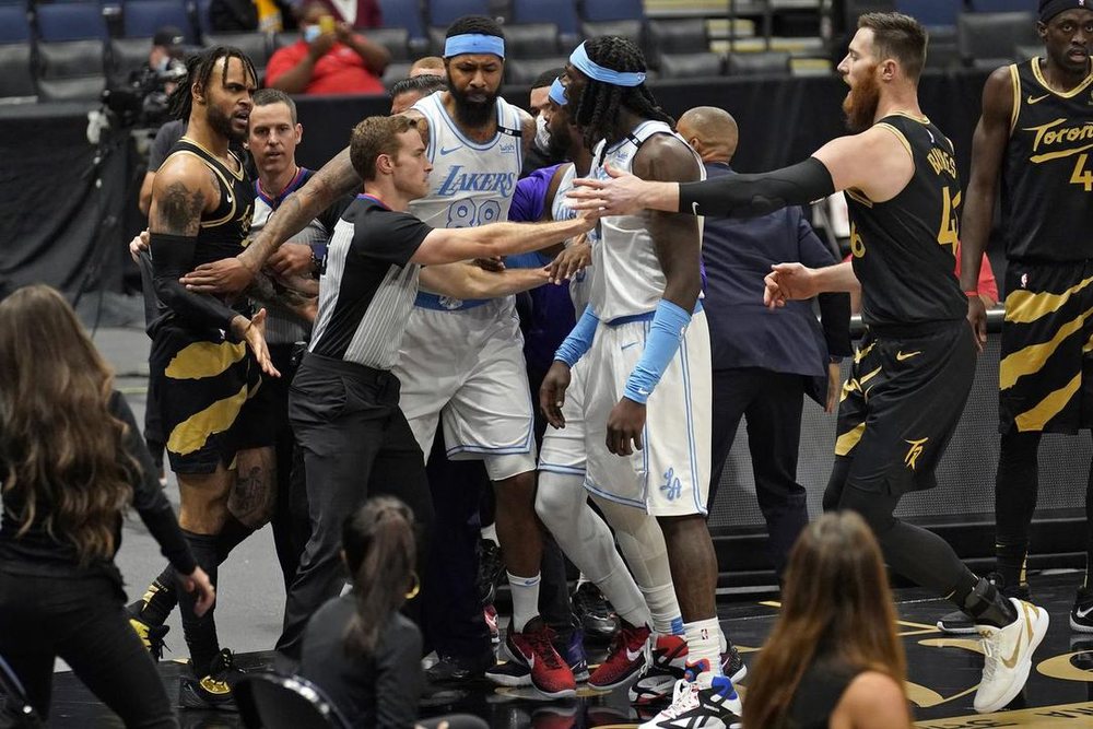 Video/ Ngat&euml;rrojn&euml; NBA me Wrestling: lojtar&euml;t p&euml;rplasen keq