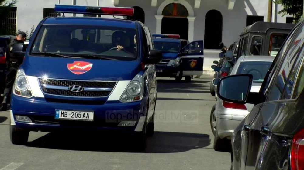 Bresh&euml;ri plumbash drejt dy makinave t&euml; parkuara n&euml; Velipoj&euml;,