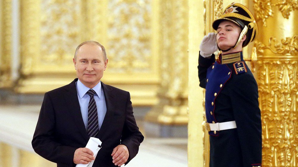 P&euml;rjet&euml; president/ Si e ndryshoi kushtetut&euml;n Vladimir Putin