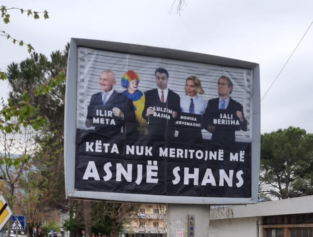 Meta reagon ashp&euml;r p&euml;r billboardin n&euml; Gjirokast&euml;r: Po mora