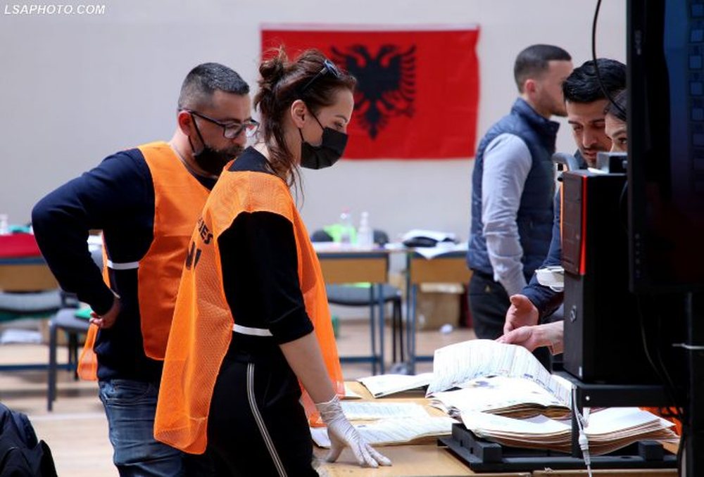 Fishekzjarre n&euml; Kavaj&euml;, PS fiton me rezultat t&euml; ngusht&euml; ndaj