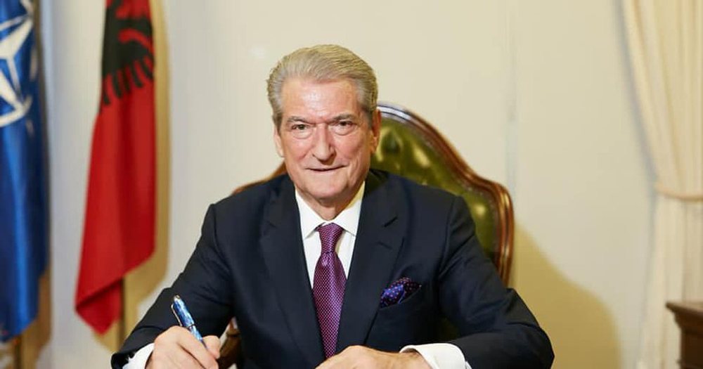 Berisha nxjerr SMS-n&euml; e m&euml;suesit: Na kan&euml; ulur rrog&euml;n 12