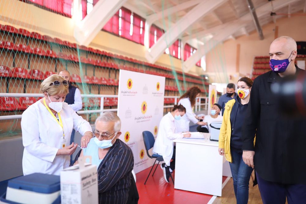 Vaksinat kineze u harxhuan p&euml;r fushat&euml;n e 25 Prillit, qindra